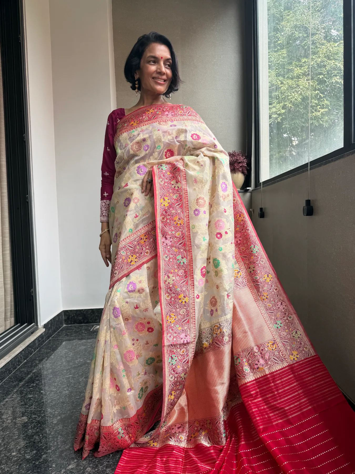 Ivory and crimson Tissue Katan silk Multi-Meena Kaduwa Banarasi saree detail 2